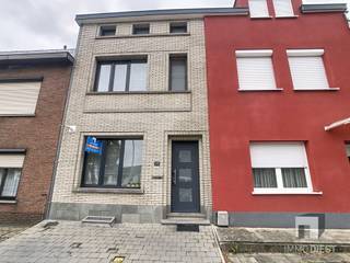 <p><span>Op zoek naar een comfortabele en praktisch ingedeelde gezinswoning op een gunstige locatie? Deze gezellige woning, gelegen vlak bij het centrum van Diest, biedt alles wat een gezin nodig heeft.</span></p><p><span>De woning beschikt over drie volwaardige slaapkamers, met de mogelijkheid om een vierde slaapkamer in te richten op de zolderverdieping. De moderne, volledig uitgeruste keuken is voorzien van alle nodige toestellen en vormt het hart van de woning.</span></p><p><span>Een absolute troef is de achtertuin met verharde terrassen en een verzorgd groen gazon. Hier geniet u in alle rust van het buitenleven, met volop ruimte voor ontspanning, spelende kinderen of gezellige momenten met familie en vrienden. Dankzij de omheining rondom biedt de tuin een hoog niveau van privacy en veiligheid.</span></p><p><span>Indeling:<br />· Inkomhal;<br />· Woonkamer;<br />· Keuken voorzien van alle toestellen; <br />· Toilet <br />· 3 slaapkamers, mogelijk tot 4<br />· Badkamer met inloopdouche en toilet;<br />·Tuin;<br />· Berging/ washok;<br />· Kelderberging;<br />· Zolderberging;<br /><br />Pluspunten:</span></p><p><span>- Vlakbij het centrum van Diest<br />- Dichtbij station<br />- Op wandelafstand van winkels, horeca, scholen, openbaar vervoer</span></p><p><span> </span></p><p><span>De huurprijs bedraagt €1370,00</span></p><p><span>Wilt u dit appartement graag bezoeken? Dat kan!</span></p><p><span> </span></p><p><span>Vul uw huurprofiel in op Immodiest.be (onder te huur - >Eduard Robeynslaan 116 - 3290 Diest ->Oranje knop -> 'Huuraanvraag')</span></p><p><span>Van zodra wij deze informatie ontvangen hebben, nemen wij contact met u op.</span></p><p><span> </span></p>