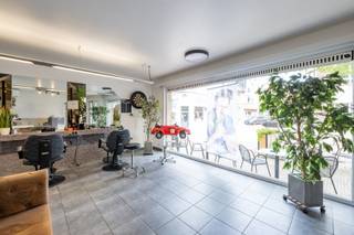 Opbrengsteigendom met gegarandeerde verhuur – Toplocatie in het centrum van Kontich<br /><br />Bent u op zoek naar een interessante vastgoedinvestering met onmiddellijk rendement? Dan is deze opbrengsteigendom in het hart van Kontich zeker een bezoek waard.<br /><br />Het pand bestaat uit een commercieel gelijkvloers, momenteel ingericht als kapsalon, gecombineerd met een aangenaam appartement achteraan. Dankzij de centrale ligging in het centrum geniet het handelsgedeelte van een uitstekende zichtbaarheid en bereikbaarheid.<br /><br />Het appartement beschikt over twee volwaardige slaapkamers, een badkamer, een lichtrijke en aangename leefruimte, een apart toilet en twee praktische bergingen.<br /><br />Een belangrijke troef voor investeerders is dat de huidige eigenaar het pand nog gedurende 7 jaar zal huren, waardoor u vanaf de aankoop kunt rekenen op een stabiele en langdurige huuropbrengst zonder leegstandsrisico.<br /><br />Troeven van deze eigendom:<br /><br />Opbrengsteigendom met handelspand en appartement<br />Centrale toplocatie in het centrum van Kontich<br />Commercieel gelijkvloers met uitstekende visibiliteit<br />Appartement met 2 slaapkamers<br />Ruime leefruimte en terras<br />Twee bergingen en apart toilet<br />Interessante investering met onmiddellijke huuropbrengst<br />Verkoper blijft nog 7 jaar huurder<br /><br />Een unieke opportuniteit voor investeerders die op zoek zijn naar een zorgeloze investering op een uitstekende locatie. Contacteer ons voor meer informatie of een bezoek ter plaatse.