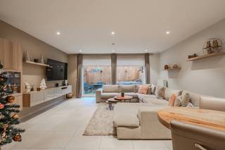 Cette maison prête à emménager à vendre est située à deux pas de la plage de Heist. Dans la rue calme et populaire Sint-Jozefsstraat à Heist,...