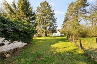 Charmante te renoveren fermette met POTENTIEEL, 2 garages, oprit en leuke tuin met authentieke bakoven! Deze karaktervolle woning (bouwjaar...