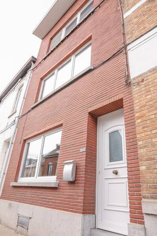 OPTIMAAL VERZORGDE GEZINSWONING MET 4 SLAAPKAMERS EN EPC-ENERGIENIVEAU B. Net buiten het handelscentrum en met een goeie ontsluiting naar Gent...