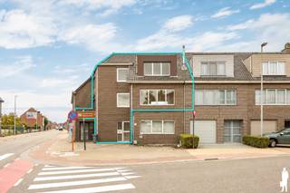 Dit lichtrijke duplex appartement in Nieuwkerken-Waas combineert ruime leefruimtes, twee terrassen en twee inbegrepen autostaanplaatsen. Dankzij de praktische indeling, de royale slaapkamers en de gunstige ligging nabij tal van voorzieningen vormt dit appartement een interessante keuze voor zowel eigen bewoning als investering.<br /><br />Indeling<br />Gelijkvloers<br />- 2 private autostaanplaatsen inbegrepen<br />- Private inkomhal<br /><br />Eerste verdieping<br />- Zeer lichtrijke en ruime leefruimte<br />- Keuken voorzien van alle comfort<br />- 2 terrassen die zorgen voor aangename buitenruimte<br /><br />Tweede verdieping<br />- 2 volwaardige en bijzonder ruime slaapkamers<br />- Badkamer<br /><br />Algemeen<br />- EPC-label C<br /><strong>- 2 autostaanplaatsen inbegrepen</strong><br />- Private inkom<br />- Veel natuurlijke lichtinval<br />- Ruime indeling<br />- Centrale ligging in Nieuwkerken-Waas<br />- Verschillende voorzieningen vlot bereikbaar<br />- Interessant voor eigen bewoning én als investering<br /><br />Een ruim en lichtrijk duplex appartement met heel wat praktische troeven, waar vooral de twee terrassen en twee inbegrepen staanplaatsen het verschil maken.