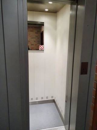 Dit gezellige appartement bevindt zich op een toplocatie, net buiten het bruisende centrum van Leuven. Je geniet hier van een vlotte bereikbaarheid dankzij de nabijheid van de ring en de oprit van de E314.<br />Het appartement biedt alles wat je nodig hebt voor aangenaam wonen, en als extra troef beschik je over een eigen autostaanplaats – geen parkeerzorgen dus!<br />Kortom: de perfecte combinatie van rust, bereikbaarheid en stadsleven binnen handbereik.