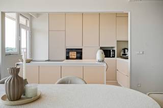 <p>Welkom in jouw nieuwe thuis! Dit instapklaar appartement bevindt zich in de geliefde wijk ‘Valaar’ waar groene parken, een residentiële woonomgeving en alle dagelijkse voorzieningen moeiteloos hand in hand gaan. Met andere woorden geniet je hier van een locatie die garant staat voor comfort en bereikbaarheid!</p>
<p>Op de 4<sup>de</sup> verdieping van dit goed onderhouden gebouw, stap je dit prachtig appartement binnen. Doorheen werkelijk elke ruimte heerst er een rustgevende, serene sfeer dankzij het gebruik van licht beige tinten en accenten, wat resulteert in een harmonieus geheel. Dit komt volledig tot zijn recht in de leefruimte die dankzij de grote raampartijen wordt overspoeld met natuurlijk daglicht, aangrenzend heb je een trendy open keuken welke werd ingericht met een mooi, functioneel kookeiland en kwaliteitsvolle toestellen.</p>
<p>Verder zijn er nog 2 slaapkamers (14 m² & 8 m²) die elks over een extra troef beschikken. Zo geniet de masterbedroom van een eigen dressing, terwijl de kleine slaapkamer toegang biedt tot het gezellige terras (4 m²). Uiteraard is er ook nog een luxueuze badkamer, deze werd in een trendy jasje gestoken én is geïnstalleerd met een inloopdouche, lavabo in een stijlvol meubel, handdoekradiator en toilet.</p>
<p>Last but not least werd er meer dan voldoende opbergruimte voorzien door middel van inmaakkasten in zowel de slaapkamers, leefruimte én inkomhal (met aansluitingen voor was- en droogmachine). Genoeg plek dus om je waardevolle spullen in op te bergen.</p>
<p>Kortom, een thuis waar elk detail klopt!</p>
<p><strong>Maandelijkse kosten</strong> in aanvraag.</p>
<p><strong>Technische gegevens: Kelderberging & lift</strong> aanwezig, centrale verwarming op gas via een condenserende ketel en op elektriciteit via een warmtepomp, <strong>airco</strong>, HR-beglazing in PVC, geïsoleerd dak. <strong>Elektriciteit is conform!</strong></p>
<p><strong>Stedenbouwkundige inlichtingen en bodemattest aanwezig. Asbestveilig (maar mogelijk niet asbestvrij). Bevindt zich niet in een risicozone voor overstromingen (P- en G-score A). Renovatieverplichting niet van toepassing.</strong></p>