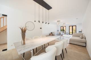 Prachtige nieuwbouwwoning met 4 slaapkamers en tuin op een rustige ligging te Mechelen!<br /><br />Deze stijlvolle nieuwbouwwoning combineert ruimte, comfort en een kwalitatieve afwerking op een rustige locatie in Mechelen.<br /><br />Via de ruime inkomhal met apart toilet bereikt u de lichtrijke leefruimte waar voldoende plaats is voorzien voor zowel een gezellige zithoek als een volwaardige eetruimte. Aansluitend bevindt zich de stijlvolle, volledig ingerichte keuken die dankzij haar praktische indeling en kwalitatieve afwerking perfect aansluit bij het moderne wooncomfort.<br /><br />Op de eerste verdieping bevinden zich twee ruime slaapkamers (28m2 - 16m2), een badkamer met dubbele lavabo en inloopdouche, een apart toilet en een praktische berging.<br /><br />De tweede verdieping omvat nog twee slaapkamers (15m2 - 8m2) en een tweede badkamer met dubbele lavabo, toilet en aparte douche. Dankzij de hoge plafonds geniet deze verdieping van een extra ruimtelijk gevoel.<br /><br />Tot slot beschikt de woning over een mooi aangelegde buitenruimte waar het aangenaam vertoeven is.<br /><br />Belangrijkste troeven: <br /><br />- Zeer energiezuinige woning (EPC A)<br />- Hoogwaardige afwerking<br />- Rustige ligging te Mechelen<br />- Volledig instapklaar en direct beschikbaar<br /><br />Verkoop onder het btw-stelsel. <br /><br />Mogelijkheid tot aankoop aan 6% BTW of 21% BTW, mits de koper aan de wettelijke voorwaarden voldoet.<br /><br />Contacteer ons voor meer informatie, plannen, beschikbaarheid of een bezoek ter plaatse via info@dvarealestate.be of 03/297.00.00.