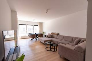 Dit luxueus en kleinschalig renovatieproject (slechts vijf eenheden) is gelegen in de gegeerde Zwarte Arendwijk, heel rustig wonen en toch zit je niet ver van de stad! Vlakbij allerlei invalswegen, het "rondpunt" van Wommelgem, het Shopping Center en ook het groene Rivierenhof is niet veraf. Met het park van kasteel "Zwarte Arend' als voortuin, vanwaar een mooie wandelroute start doorheen weides en bossen, langs verschillende kasteeldomeinen!<br /><br />Het appartement beschikt over een inkomhal voorzien van separaat toilet, badkamer en twee slaapkamers achteraan. Vooraan zeer richtrijke leefruimte met half open, volledig ingerichte en luxueus afgewerkte keuken. Dit pand onderging een zorgvuldige totaalrenovatie. <br /><br />Bijzonderheden:<br />- Gas en elektriciteit met individuele meters<br />- Handige kelderberging per appartement voorzien<br />- Beschikbaar vanaf 01-10-2026 <br />- €40 maandelijkse kosten (licht gang, verzekering, gemene delen, voorschot privatief waterverbruik .. )