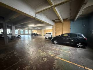 Centrale ligging in Antwerpen. De overdekte garage is uitgerust met een elektrische sectionale poort. Afstandsbediening voor de poort beschikbaar na betaling van een waarborg. <br />