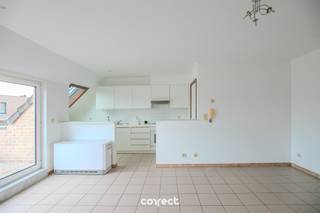 Centraal gelegen appartement met 2 slaapkamersHet appartement is gelegen op de 3de verdieping en omvat de inkomhal, toilet, ruime woonkamer met open ingerichte keuken, afzonderlijke berging, ruime badkamer met aansluiting wasmachine en 2 slaapkamers en terras.Geen syndic kosten. Afzonderlijke gemeenschappelijke fietsenberging.Beschikbaar vanaf 1 februari.