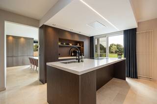 Vanuit deze instapklare woning geniet je van een panoramisch zicht over weilanden. Deze woning, gelegen op een perceel van ca 17 are, biedt lichtrijke leefruimtes, een nieuwe keuken, 4 slaapkamers en 3 badkamers. Optimaal comfort dankzij vloerverwarming en airco. In de tuin is het zalig vertoeven met een zwembad, poolhouse en zonnige terrassen. Instapklaar wonen in het groen!<br /><br />Goede bereikbaarheid; 5 minuten tot het dorpsplein van Kasterlee, 5 minuten tot de op- en afrit van de autostrade, 15 minuten tot het centrum van Turnhout of Geel.<br /><br />Indeling woning;<br />- kelder<br />- inkomhal<br />- gastentoilet<br />- ruime lichtrijke woon- en eetkamer<br />- nieuwe volledig ingerichte keuken<br />- bureau of leeshoek<br />- berging/wasplaats<br />- ingerichte badkamer<br />- dubbele inpandige garage, met automatische bediende poorten<br />Op de verdieping:<br />- nachthal<br />- masterbedroom met aansluitend badkamer<br />- dressing<br />- 2 slaapkamers met daartussen ingerichte badkamer<br />- 4de slaapkamer <br />- zolder<br /><br />In 2022/2023 werd deze woning gerenoveerd; CV-ketel, airco, vloerverwarming, keuken, zonnepanelen, tuinaanleg en -omheining, zwembad, poolhouse, fietsenstalling.<br /><br /><br />Bestuursmaatregelen in het maatregelenregister: nee
