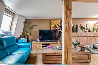 <p>Middenin het kloppende hart van ‘t historische Antwerpen bevindt zich dit indrukwekkende appartement. Met iconische hotspots zoals de Groenplaats, de Grote Markt en de Meir op slechts een steenworp afstand, geniet je hier dagelijks van de unieke charme en bruisende energie van de stad in al haar facetten.</p>
<p>Je komt binnen op de derde verdieping van dit mooi onderhouden gebouw, waar men vervolgens wordt verwelkomd in een praktische inkomhal met gastentoilet. Aansluitend heb je de riante leefruimte waar een warme, natuurlijke sfeer meteen voelbaar is dankzij de karakteristieke houten balken en prachtige planchervloeren. Bovendien staat deze ruimte in directe verbinding met het zonnige terras, een plek die ongetwijfeld uitnodigt om volop te genieten van de heerlijke buitenlucht. Verder heb je nog een moderne keuken welke werd uitgerust met een onderhoudsvriendelijke tegelvloer en hedendaagse toestellen, een perfecte combinatie tussen functionaliteit en comfort. Daarnaast beschikt dit appartement nog over een ruime slaapkamer van 17 m² met aangrenzend een badkamer met douche, handdoekradiator, lavabo in meubel en aansluitingen voor was- en droogmachine. Tot slot is er nog een royale mezzanine van 16 m², die perfect kan dienen als tweede slaapkamer. Deze verdieping beschikt eveneens over een ensuite badkamer met instapdouche, toilet en lavabo in meubel.</p>
<p>Dit is een buitenkans voor wie zoekt naar een combinatie tussen authenticiteit, licht, ruimte én een AAA-locatie, wellicht ben jij die persoon!</p>
<p><strong>Maandelijkse kosten: </strong>provisie van<strong> </strong>€ 176,30 (wordt per kwartaal opgevraagd) met een jaarlijkse afrekening (inclusief onderhoud van het gebouw, tuinen en lift, schoonmaak, water en elektriciteit gemene delen, syndicus.</p>
<p><strong>Technische gegevens: Lift aanwezig! </strong>Centrale verwarming op gas (individueel) via een condenserende ketel, HR-beglazing en dubbele beglazing in hout. <strong>Elektriciteit is conform! </strong></p>
<p><strong>Stedenbouwkundige inlichtingen en bodemattest aanwezig. Asbestveilig. Bevindt zich niet in een risicozone voor overstromingen (P- en G-score C). Renovatieverplichting niet van toepassing.</strong></p>