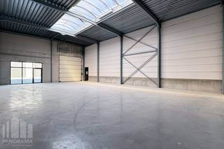 Nouvelle unité PME d'une superficie de 240 m² à louer, bénéficiant d'un emplacement exceptionnel le long de la zone commerciale Brusselbaan à Hekelgem (Affligem).<br /><br />L'espace de stockage est équipé d'une grande porte sectionnelle, d'une baie vitrée (3 m x 3 m), d'une verrière et d'une hauteur libre de 6 m, idéale pour le stockage/la production/l'atelier. De plus, l'entrepôt est équipé de services publics (eau, électricité et données), d'une salle de douche avec possibilité de raccordement à des toilettes. L'entrepôt fait partie de la phase III du projet de construction de PME « ID Park bis ».<br /><br />Installez votre entreprise dans l'ID Park bis, dans un emplacement extrêmement central et facilement accessible grâce à la proximité de l'E40 (6 min). <br />Présence de 3 places de parking privatives (incluses dans le prix). <br /><br />Contactez PANORAMA B2B pour des informations (techniques) complémentaires, des plans ou une visite sans engagement au 0477 07 30 30.