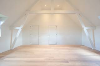 Deze statige villa in Knokke biedt een tijdloze architectuur die een perfect evenwicht brengt tussen comfort, stijl en een groene omgeving. Dankzij de centrale, maar rustige ligging geniet u van het beste van beide werelden.

De woning is met zorg ontworpen en beschikt over:
✔️ Ruime woonkamer met veel lichtinval
✔️ Volledig uitgeruste keuken met eiland
✔️ Vier grote slaapkamers met automatisch screen
✔️ Vijfde slaapkamer/hobbyruimte
✔️ Drie badkamers met inloopdouche en/of ligbad
✔️ Dubbele inpandige garage
✔️ Oprit met dubbele carport
✔️ Omheinde zuid gerichte tuin met overdekt terras
✔️ Verwarmd zwembad met individuele warmtepomp

Bij ons ligt de nadruk op afwerking met hoogwaardige materialen zo is er gekozen om te werken met kwalitatief parket, vloertegels en graniet. Daarnaast is de woning reeds volledig geschilderd en bijgevolg instapklaar.

Bovendien hebben wij een toewijding aan energiezuinig wonen, zo is de woning voorzien van een uitstekend geïsoleerde buitenschil, domotica, vloerverwarming, warmtepomp, balansventilatiesysteem en zonnepanelen.

Deze sterke energetische inspanningen zorgen ervoor dat deze woning een laag E-peil bereikt waardoor u gedurende 5 jaar geniet van een volledige vrijstelling van uw kadastraal inkomen.

Wij raden u ten zeerste aan om een bezoekje aan dit pand te brengen en samen met ons te ontdekken wat deze statige villa te bieden heeft.

Bo Arte staat als familiebedrijf garant voor een persoonlijke service.
Contacteer ons vrijblijvend voor meer informatie of een afspraak:
050 43 56 12
bouw@boarte.be