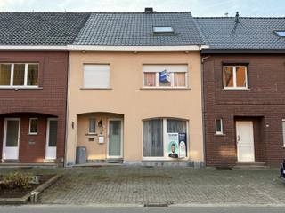 Deze opgesplitste woning gelegen in het Centrum van Tessenderlo bestaat uit een gelijkvloers appartement met 1 slaapkamer, een duplex appartement met 2 slaapkamers en een magazijn van ca. 130m² en 4m hoog.<br /><br />Wil je deze woning graag bezoeken? Contacteer ons via info@immohuismus.be of bel 0476 49 06 72.<br /><br />Dit onroerend goed bestaat uit:<br /><br />Gelijkvloers appartement – Lichtveld 54<br />De bewoonbare oppervlakte bedraagt 113m²<br />1 slaapkamer<br />Nieuwe keuken<br />Binnentuin<br />EPC bedraagt 300 kwh/ (m² jaar), certificaatnr. 00033341851-RES-2, energielabel C<br />Duplex appartement – Lichtveld 54/1<br />De bewoonbare oppervlakte bedraagt 97m²<br />2 slaapkamers<br />Terras en groendak<br />Slaapkamer voorzien van airco<br />EPC bedraagt 95 kwh/ (m² jaar), certificaatnr. 0003341818-RES-1, energielabel A<br />Magazijn<br />Oppervlakte ca. 130m²<br />Afmetingen: ca. 18m diep x 7m breed x 4m hoog<br />Hoge elektrische poort (inrijden achterkant perceel)<br />Bouwjaar 1959. Zonnepanelen en zonnecollector aanwezig. Centrale verwarming op gas. P-score: A. G-score: A. Kelder aanwezig.<br /><br />In bijlage kan u alvast enkele documenten raadplagen (EPC, vastgoedinformatie met o.a. voorkooprecht, overstromingsgevoeligheid, etc.). Elektrisch keuringsattest en plannen van de woning volgen op aanvraag.<br /><br />Om als eerste op de hoogte te zijn van nieuwe panden volg je best onze Facebook of Instagram pagina’s <br /><br />Ook een vrijblijvende schatting van uw woning? Contacteer ons op info@immohuismus.be of<br />bel 0476 49 06 72.