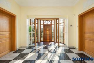 Deze prachtige en uiterst charmante villa is gelegen op een magnifiek groen perceel van 4.309m² aan de Bredabaan in Brasschaat. De locatie biedt...