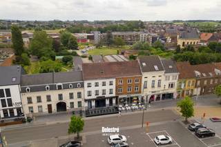 Op een uitstekende commerciële ligging aan de Graanmarkt in Ninove bevindt zich dit bijzonder ruim handelsgelijkvloers van ca. 350 m². Dankzij...