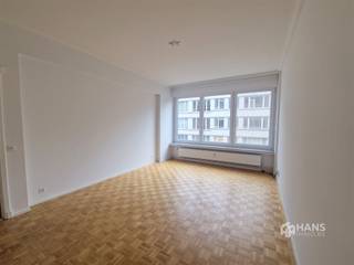 <p><span>Goed gelegen 1-slaapkamer appartement in het centrum van Antwerpen stad.</span></p><p><span> </span></p><p><span>Indeling: </span></p><p><span> </span></p><p><span>Inkomhal voorzien van een ingemaakte kast.</span></p><p><span>Zonnige leefruimte van 20m² voorzien van een parketvloer.</span></p><p><span>Keuken van 7m² voorzien van een ijskast met vriesvak, ingebouwde oven en elektrisch kookvuur.</span></p><p><span>Ruime slaapkamer van 12.5m² op een parketvloer.</span></p><p><span>De badkamer van 4.5m² is voorzien van een ligbad, enkel meubel met hangspiegel, toilet verder is er ook een aansluiting voor een wasmachine.</span></p><p><span> </span></p><p><span>Extra: </span></p><p><span> </span></p><p><span>Gunstig EPC van 104 kWh/m², 20221130-0002740772-RES-1</span></p><p><span>Vaste kosten: €100 (provisie verwarming, provisie warm/koud water, onderhoud algemene delen, onderhoud lift) </span></p><p><span>Dichtbij openbaar vervoer en parken, vlakbij belangrijke invalswegen in Antwerpen. </span></p><p><span>Voor heel ons aanbod of een gratis schatting ga naar www.hansimmo.be of neem contact op met 03/290.30.30 of vraag het aan uw persoonlijke makelaar.</span></p><p><span> </span></p>