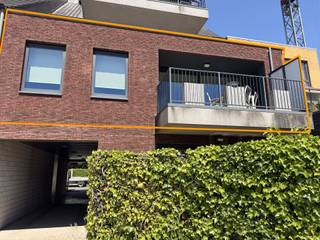 Luxueus en ruim appartement in het centrum van Heide met o.a. 2 slaapkamers, terras en autostaanplaats. Indeling:Middels een gezamelijke inkomhal...