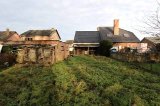 Cette charmante maison a besoin d'une touche de fraîcheur où vous pouvez pleinement réaliser vos propres idées. Une maison semi-ouverte de 1973, située au calme dans un quartier résidentiel agréable, avec un beau jardin et une allée menant au garage.<br /><br />DISPOSITION:<br />x hall d'entrée avec toilettes invités;<br />x passage vers le salon spacieux;<br />x cuisine séparée;<br />x hall de nuit;<br />x chambre 1;<br />x chambre 2;<br />x salle de bain avec baignoire et lavabo;<br />x débarras / buanderie avec chaudière, raccordement machine à laver et porte extérieure menant à la terrasse et au jardin.<br /><br />À l'étage:<br />x deux grandes chambres mansardées;<br />x chambre 3.<br /><br />Derrière la maison, une terrasse couverte, un jardin et un garage à l'arrière.<br /><br />Le toit a été entièrement rénové en 2021 et isolé avec des panneaux PIR.<br /><br />INTÉRESSÉ? Prenez rendez-vous pour une visite par téléphone au 012 23 00 23 ou envoyez vos questions par e-mail à roland@immo-leroi.be.