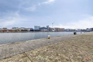 Ontdek dit lichtrijke en energiezuinige appartement op de tiende verdieping van een moderne woontoren aan het Kattendijkdok-Westkaai in Antwerpen...