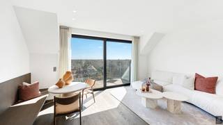 Ontdek dit prachtig nieuwbouw duplexappartement met twee zonneterrassen, ideaal gelegen op de Kustlaan in het Zoute, op wandelafstand van...