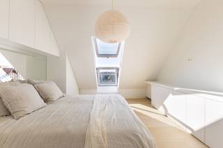 [[ DIT PAND NEEMT DEEL AAN DE ERA OPEN HUIZEN DAG OP 6/12 VAN 17:30 TOT 18:30 ]] <strong>Knokke: Prachtig appartement te koop in Residentie &amp;quot;The Avenue&amp;quot;, met 3 ruime slaapkamers en 2 badkamers, aangenaam zonnig terras, gelegen op een toplocatie in het hartje van Knokke.</strong><br /><br />Ontdek dit appartement op een toplocatie in Knokke vlakbij de Elizabetlaan. Met een hoogwaardige luxe afwerking en een ideale locatie biedt dit appartement alles wat u nodig heeft voor een comfortabel verblijf aan de kust.<br /><br /><strong>Indeling:</strong><br />Inkomhal, lichtrijke woonkamer met op maat gemaakte inbouwkasten, volledig ingerichte open keuken met Miele toestellen, 3 ruime slaapkamers waarvan 1 op de benedenverdieping, 2 badkamers met inloopdouche, apart toilet, berging, zonnig ruim terras.<br /><br /><strong>Troeven:</strong>
<ul><li>Individuele kelderberging.</li><li>Hoogwaardige afwerking met veel inbouwkasten.</li><li>Vlakbij de winkels, restaurants en de zeedijk.</li><li>Mogelijkheid tot het kopen van een autostaanplaats vlakbij het appartement.</li></ul>
Aangeboden met 1 jaar  ERA Comfort Garantie.<br /><br />Een bezoek ter plaatse wordt sterk aangeraden en is steeds mogelijk op afspraak.<br />Contacteer Ayita vandaag nog om uw afspraak vast te leggen via +32 496 13 43 12.