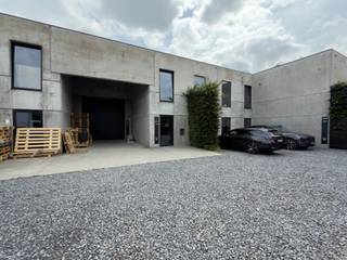 Op een strategische locatie in de industriezone van Gavere, met een vlotte aansluiting op de N60, bevindt zich dit functionele bedrijfsgebouw bestaande uit een ruim magazijn en bijhorende kantoorruimtes. Dankzij de uitstekende bereikbaarheid is dit pand ideaal voor ondernemingen die opslag- en administratieve activiteiten op één locatie willen centraliseren.<br /><br /><strong>Kenmerken:</strong><br />Kantoorruimte: 95 m² op het gelijkvloers en 75 m² op de eerste verdieping<br />Magazijnoppervlakte: 800 m²<br />Vrije hoogte: 6 m<br />Sectionale poort<br />Ruime parkeermogelijkheden op eigen terrein<br />De ligging nabij de N60 zorgt voor een snelle verbinding met zowel de E17 als de E40 richting Gent, wat een vlotte bereikbaarheid voor personeel, klanten en leveranciers garandeert.<br /><br />Contacteer Henry Van Tornhout voor bijkomende inlichtingen of een vrijblijvend plaatsbezoek via +32 474 13 37 93 of via henry@kmovastgoed.be