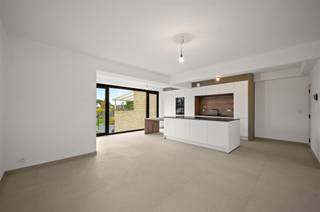 <p><span><span>Cette maison avec pompe à chaleur (label de construction epc A) et chauffage général par le sol, est construite sur un terrain idéalement orienté, sur un bras latéral de la Battelsesteenweg, à proximité de l'E19, de la Dijle et de la Vaart. Certaines caractéristiques exceptionnelles rendent cette maison particulièrement attrayante pour les indépendants et/ou les personnes ayant des hobbies et qui ont besoin d'une capacité de stockage. Le sous-sol intègre deux garages/locaux de stockage, accessibles depuis le côté jardin par une porte sectionnelle. Ils ont une profondeur de près de 10 mètres et 6 mètres respectivement. L'espace de vie (parquet) avec cuisine ouverte au premier étage est doté de grandes fenêtres qui suivent en quelque sorte le soleil tout au long de la journée. La cuisine avec îlot excelle en termes d'espace de rangement, de places assises (4 à la table fixe), de choix des matériaux (granit) et d'appareils de qualité : congélateur, réfrigérateur, four, micro-ondes et lave-vaisselle. La plaque de cuisson est équipée d'une hotte aspirante intégrée. Les escaliers du sol authentique ont été joliment peints et l'escalier en béton du sous-sol a été recouvert de pierre naturelle. La salle de bains du premier étage est suffisamment spacieuse pour accueillir une armoire double avec un grand miroir, des toilettes suspendues et une belle douche à l'italienne avec des robinets de luxe (Hansgrohe). Les deux chambres spacieuses du premier étage sont dotées de larges fenêtres avec plusieurs sections d'ouverture. L'étage sous le nouveau toit abrite une autre très grande chambre (stratifiée) avec 2 fenêtres velux.</span></span></p>