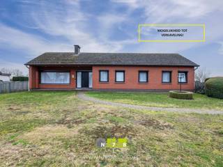 <span><strong>VRIJSTAANDE WONING MET 3 SLAAPKAMERS OP EEN PERCEEL VAN 20A08CA TE MAASEIK (OPOETEREN) <br /><br />TROEVEN<br /></strong>- Goede verbinding naar de omliggende steden en de E314. <br />- Zeer rustig en landelijk gelegen. <br />- Gelijkvloerse woning: comfortabel wonen in elke levensfase. <br />- Kelderverdieping bevat diverse ruimten + ruime garage met 2 poorten. <br />- Overdekt terras met een open uitzicht op de achtertuin.<br />- Beklinkerd pad tot aan de voordeur. <br />- Volledig omheinde tuin aan de achterzijde.<br />- Mogelijkheid tot verkaveling na afbraak woning. <br /><strong><br />KELDERVERDIEPING -1<br /></strong>- Gang (6,50m x 1,00m = 6,50m²): tegelvloer. <br />- Traphal (1,00m x 1,00m = 1,00m²): trap naar het gelijkvloers, tegelvloer. <strong><br /></strong>- Cv-ruimte (3,00m x 7,00m = 21,00m²): Cv- installatie op gas, betonvloer.<br />- Berging 1 (4,00m x 7,50m = 30,00m²): betonvloer. <br />- Berging 2 (3,00m x 4,80m = 14,40m²): novilon. <br />- Wasplaats (5,20m x 3,20m = 16,64m²): aansluiting wasmachine/droogkast, lavabo, radiator, raam, tegelvloer.<br />- Inpandige garage (6,00 x 8,70m = 52,20m²): 2 kantelpoorten, betonvloer. <strong><br /><br />GELIJKVLOERS <br /></strong>- Inkomhal (2,90m x 3,10m = 8,99m²): tegelvloer.<br />- Nachthal (11,70m x 1,00m = 11,70m²): luik naar de zolder, tegelvloer. <br />- Achterinkom (4,10m x 2,00m = 8,20m²): deur naar de tuin, tegelvloer. <br />- Woonkamer ((7,50m x 4,00m) + (3,00m x 4,00m) = 42,00m²)): L-vorm, deur naar de tuin, veel lichtinval door grote raampartijen, tegelvloer. </span><br /><span>- Keuken (6,00m x 4,00m = 24,00m²): geïnstalleerde keuken met onderkasten, bovenkasten, oven, keramische kookplaat, vaatwasser, koelkast, dampkap, betegelde achterwand, tegelvloer.<br />- Badkamer (4,00m x 2,50m = 10,00m²): dubbele lavabo, bidet, douche, ligbad, zittoilet, wandbetegeling, tegelvloer. <br /></span>- Slaapkamer 1 (3,20m x 4,00m = 12,80m²): rolluiken, laminaat. <br />- Slaapkamer 2 <span>(3,20m x 3,00m = 9,60m²): rolluiken, laminaat. </span><br />- Slaapkamer 3 <span>(3,20m x 4,00m = 12,80m²): rolluiken, laminaat.</span><span><br />- Toilet (1,40m x 0,85m = 1,19m²): zittoilet, lavabo, deels wandbetegeling, tegelvloer.<br /><br /></span><strong>ZOLDERVERDIEPING +01 (140m²) | </strong>diverse mogelijkheden. <br /><br /><span><strong>EXTERIEUR</strong></span><br /><span>- Ruime tuin : volledig aangelegd en omheind. <strong><br /></strong>- Overdekt terras ((12,40m x 1,80m) + (6,40m x 1,00m) = 28,72m²)): tegelvloer. <br />- Toegang naar achterzijde afgesloten met automatische toegangspoort. <br /><br /><span><strong>EXTRA INFORMATIE EVENTUELE AFBRAAK WONING<br /></strong>-<strong> </strong>Na afbraak kunnen 2 open bebouwingen worden worden voorzien conform de oorspronkelijke verkaveling. (inlichtingen Dienst Omgeving Maaseik) <br /><br /><strong>EXTRA INFORMATIE EPC <br /></strong>- Dit pand kan onderhevig zijn aan de renovatieverplichting die door de Vlaamse overheid wordt opgelegd voor residentiële gebouwen. Alle informatie kunt u terugvinden via https://www.vlaanderen.be/een-woning-kopen/renovatieverplichting-voor-residentiele-gebouwen-vanaf-2023.</span><br />Bekijkt u deze advertentie via een aanverwante vastgoedsite, surf dan zeker naar onze website <strong>www.N78vastgoed.be</strong> voor een uitgebreide beschrijving en foto's. <strong>Meer info: +32 (0)89 86 18 88 of info@N78vastgoed.be.</strong></span>