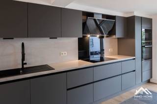 Aan de Rooigemlaan bevindt zich deze verzorgde en instapklare woning met een praktische indeling, hedendaags wooncomfort en een onderhoudsvriendelijke buitenruimte. Via de inkomhal bereikt u de lichtrijke woonkamer, die naadloos overgaat in de eetruimte. Grote raampartijen en lichtkoepels zorgen voor een aangename lichtinval. De aansluitende, moderne keuken is volledig ingericht en biedt voldoende kastruimte, werkoppervlak en geïntegreerde toestellen. Samen vormen deze ruimtes een open en aangenaam leefgedeelte met rechtstreekse toegang tot de buitenruimte. Op het gelijkvloers bevindt zich tevens een afzonderlijk gastentoilet. De woning telt vijf slaapkamers, die u naar wens kunt inrichten, en twee stijlvol afgewerkte badkamers met een luxueuze uitstraling en hedendaags sanitair. De bovenverdieping vormt een echte meerwaarde dankzij de verrassend ruime oppervlakte, de overvloedige lichtinval via de dakramen en de veelzijdige indelingsmogelijkheden. De onderhoudsvriendelijke stadskoer biedt een praktische buitenruimte met plaats voor een eettafel of zithoek. Daarnaast beschikt de woning over een kelder met extra opslagmogelijkheden. Dankzij de ligging aan de Rooigemlaan bereikt u winkels, scholen, openbaar vervoer en andere voorzieningen vlot. Een instapklare gezinswoning die ruimte, comfort en een praktische ligging combineert. Bezoekdag 31/10: Inschrijven via mail naar Tommy@immo-home.be, geen telefonische inschrijvingen! Volg ons op Fb en Insta. Voor meer info: www.immo-home.be. GRATIS SCHATTING & GRATIS FINANCIEEL ADVIES