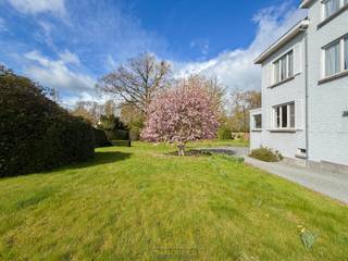 <span><span><strong>199671.ste bezoekdag zaterdag 11 april! Inschrijven kan via www.nobels.be onder referentienummer 42</strong></span></span><br /><br />RUIME PARKWONING met een BEWOONBARE OPPERVLAKTE van ca. 216 m², gelegen op een MOOI PERCEEL van ca. 1.550 m² nabij het CENTRUM van Brakel. Deze eigendom combineert een GROENE OMGEVING met een VLOTTE BEREIKBAARHEID, wat ze BIJZONDER AANTREKKELIJK maakt voor GEZINNEN. De woning beschikt over een EPC-label D, waardoor er GEEN RENOVATIEVERPLICHTING van toepassing is en u de woning op EIGEN TEMPO kan moderniseren naar uw wensen. Mits RENOVATIE kan deze eigendom uitgroeien tot een RUIME en COMFORTABELE GEZINSWONING in een PARKACHTIGE SETTING.<br />De indeling gaat als volgt: via de ruime inkomhal met gastentoilet heeft u toegang tot een bureauruimte, een ruime woon- en eetkamer en een te renoveren keuken. Daarnaast beschikt de woning over een volledig onderkelderde verdieping met garage, wat zorgt voor extra ruimte en praktische mogelijkheden. Op de 1ste verdieping geeft de nachthal toegang tot 4 ruime slaapkamers en 2 badkamers. Via een vaste trap bereikt u de uiterst ruime zolder, die tal van mogelijkheden biedt voor extra kamers of hobbyruimte.<br />Buitenshuis geniet u van een mooie parktuin, een ruime oprit en een aangenaam terras, ideaal om in alle rust te genieten van de groene omgeving.<br /><br />Adres: Brusselsestraat 71 te Brakel<br /><br />EPC: 331kWh/m², G-score A en P-score D, Geen renovatieverplichting