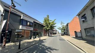 Ruim en instapklaar woon- en handelshuis met grote loods op een zeer goede ligging in het centrum van Aartrijke ( Zedelgem ).Een uitstekend en...