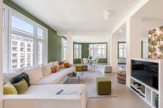 <p><strong>Luxueus gerenoveerd appartement in befaamde Meirbuilding</strong></p>
<p>Op de vierde verdieping van de Meir Building, een iconisch hoekgebouw uit 1936 van architect Joseph Baeyens, bevindt zich dit volledig gerenoveerde appartement, een uitzonderlijke woonkans in het hart van Antwerpen. Het appartement onderging een grondige renovatie met gebruik van hoogwaardige en duurzame materialen, waarbij elk detail zorgvuldig werd afgewerkt. Het resultaat is een futureproof woning die comfort en verfijning naadloos combineert en voldoet aan de strengste moderne normen.</p>
<p>Het gebouw, een prachtig voorbeeld van Art Deco-architectuur, ligt op de hoek van de Meirbrug en de Wiegstraat, op steenworp afstand van de Meir, de Groenplaats en de Wilde Zee. Een absolute toplocatie in de Antwerpse binnenstad.</p>
<p>Binnenin valt meteen de open en lichte indeling op, die zorgt voor een uitzonderlijk ruimtelijk gevoel en een panoramisch uitzicht vanuit elke hoek van het appartement. De moderne leefkeuken is volledig uitgerust en voorzien van maatkasten, een centraal kookeiland met praktische ontbijthoek en alle comfort die een hedendaagse keuken biedt. De keuken loopt vloeiend over in de woon- en eetruimte, die samen een elegante en lichte leefomgeving vormen met adembenemend uitzicht over de stad.</p>
<p>Een praktische bureauruimte, die ook afgesloten kan worden, biedt de ideale plek voor thuiswerk of kan dienen als extra logeerkamer. Aan de achterzijde bevindt zich de ruime mastersuite met ingemaakte kasten en een stijlvolle badkamer met inloopdouche.</p>
<p>Tot de extra troeven behoren een EPC B, doorgedreven isolatie, een grote aparte berging op de eerste verdieping, domotica waaronder elektrische gordijnen, de mogelijkheid tot overname van meubels en natuurlijk de unieke ligging midden in het bruisende stadscentrum. Dit appartement combineert historische allure en moderne luxe tot een uitzonderlijke woonervaring in Antwerpen.</p>
<p>Bent u ook helemaal verkocht aan dit appartement?<br />Contacteer LISTED: +32 3 283 51 51.</p>