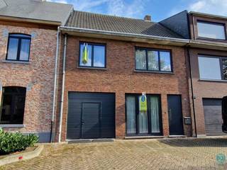 <span><strong>Deels gerenoveerde woning gelegen aan de ventweg langs de Wampenberg en beschikt over drie slaapkamers, inpandige garage en zuidgeoriënteerde tuin.</strong></span><br /><br /><span>Indeling:</span> Het gelijkvloers is ingedeeld met een inkomhal, woonkamer met haardpartij, ruime keuken en achterliggend een sas met achteringang, die via een overdekt terras leidt naar de tuin, een apart toilet en de berging/wasruimte met c.v.-installatie. <br />Vanuit de keuken heeft men via de traphal eveneens toegang tot de inpandige garage, dewelke is voorzien van een elektrische sectionale poort.<br /><br />Op de verdieping treffen we de drie slaapkamers, alsook de badkamer met douchecel, wastafel en toilet.<br /><br />Achteraan in de tuin bevindt zich nog een ruime tuinberging.<br /><br /><span><strong>Beschikbaarheid</strong></span>: 01/03/2026.<br /><br /><span><strong>Huurprijs</strong></span>: €1195,00 per maand.<br /><br /><span><strong>EPC</strong></span>: 364 kWh/ (m² jaar).