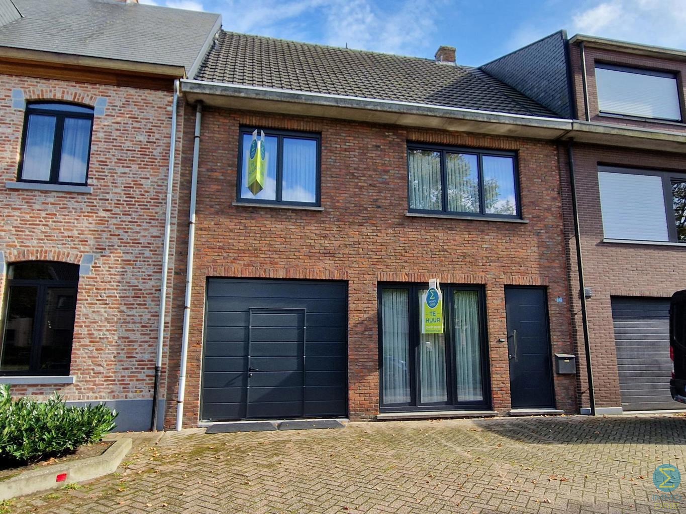Woning met 3 slaapkamers en inpandige garage op 328m² - foto 1