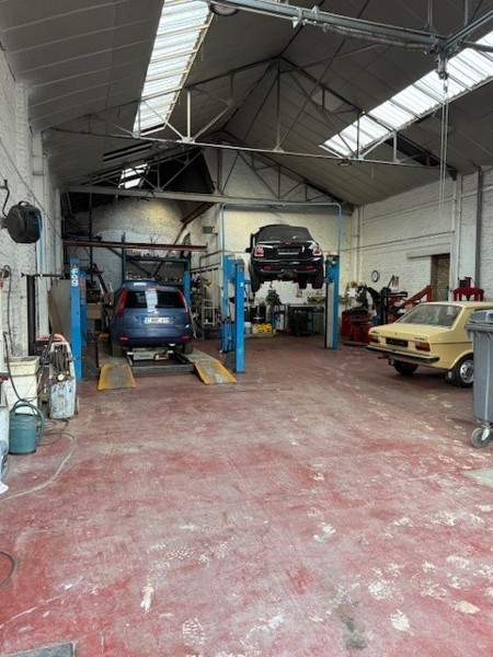 Magazijn/garage met bureelruimte TE HUUR in Harelbeke. - foto 2