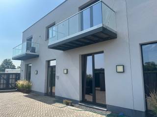 <p><span>Ruim appartement (155m² bewoonbare opp) met loftgevoel.</span></p><p><span> </span></p><p><span>INDELING</span></p><p><span> </span></p><p><span>Recent appartement gelegen op de eerste verdieping.</span></p><p><span>Het appartement omvat een ruime berging, een grote living met uitgebreide keuken met kookeiland, 3 slaapkamers, een apart toilet en een hippe badkamer met inloopdouche, bad en dubbel meubel.</span></p><p><span>Beneden is er een aparte fietsenberging en vooraan is er een vuilnislokaal.</span></p><p><span>Aan de living is er een terras.</span></p><p><span> </span></p><p><span>PRAKTISCH</span></p><p><span> </span></p><p><span>Het appartement is onmiddellijk beschikbaar.</span></p><p><span>Gunstig epc A label.</span></p><p><span> </span></p><p><span>LIGGING</span></p><p><span> </span></p><p><span>Rustig gelegen met snelle aansluiting naar de N60.</span></p><p><span> </span></p><p><span>Vraag uw bezoek aan via onze site immodhondt.be</span></p>
