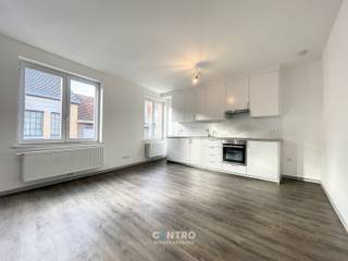 Volledig gerenoveerde woning met 4 slaapkamers en handelsruimte!<br /><br /><strong>INDELING:<br /><u><em>Gelijkvloers:</em></u></strong><br />Handelsruimte - afzonderlijke bureelruimte - berging - kitchenette - afzonderlijk gastentoilet - sas (voor leveringen) - ZUIDgericht zonneterras.<br /><br /><u><em><strong>Eerste verdieping:</strong></em></u><br />Hal - RUIME living - volledig ingerichte open keuken (o.a. met fornuis, dampkap, spoelbak en frigo) - ruime badkamer (o.a. met lavabomeubel, toilet en inloopdouche) - bureel/1ste slaapkamer.<br /><br /><u><em><strong>Tweede verdieping:</strong></em></u><br />Nachthal - 3 volwaardige slaapkamers.<br /><br /><u><strong>Opmerkingen:</strong></u><br />- Volledig gerenoveerd!<br />- GOED energielabel: B!<br />- Onmiddellijk beschikbaar.<br />- Parkeergelegenheid in de straat.<br />- Recht tegenover apotheek.<br />- Onmiddellijk beschikbaar.<br /><br />RUIME woning met alle hedendaags comfort in het centrum van Ledegem! Aarzel zeker niet om ons te contacteren voor een bezoek ter plaats: 051/817.817 - info@cento.be.