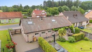 <h3><span>Spacieuse maison familiale avec installations équestres sur un terrain de 5 060 m²</span></h3><p><span>Située sur un magnifique terrain de pas moins de 5 060 m², cette maison de caractère offre de nombreuses possibilités à ceux qui recherchent l'espace, le calme et l'intimité. Alliant une maison familiale confortable, de nombreuses dépendances et des installations équestres déjà en place, cette propriété constitue une opportunité unique dans le cadre verdoyant de Heist-op-den-Berg.</span></p><p><span>La maison dispose d’une surface habitable d’environ 236 m² et offre un agencement agréable avec des pièces de vie lumineuses. Le salon chaleureux, doté d’une cheminée, constitue le point de rencontre central de la maison et bénéficie d’une belle vue sur la verdure environnante. Il est prolongé par la cuisine spacieuse, dotée de suffisamment d’espace de travail et de rangement, idéale pour un usage quotidien et pour passer d’agréables moments en famille.</span></p><p><span>La maison dispose en outre de quatre chambres à part entière et d’une salle de bains équipée à la fois d’une baignoire et d’une douche. Son agencement pratique rend cette maison particulièrement adaptée aux familles à la recherche d’espace supplémentaire et de confort de vie.</span></p><p><span>L’un des atouts majeurs de cette propriété est son excellent bilan énergétique. Avec un label EPC de classe B et pas moins de 20 panneaux solaires, vous bénéficiez d’une maison économe en énergie, parée pour l’avenir et qui vous permettra de réduire votre facture d’énergie.</span></p><p><span>À l’extérieur, un domaine impressionnant s’étend, offrant de nombreuses possibilités. L’écurie existante, dotée de plusieurs boxes, rend cette propriété particulièrement adaptée aux amateurs de chevaux. De plus, les diverses dépendances, les espaces de rangement et le garage offrent une fonctionnalité supplémentaire pour les loisirs's, l’élevage ou un usage professionnel.</span></p><h3><span>Atouts :</span></h3><ul><li><span>Label EPC B </span></li><li><span>20 panneaux solaires installés </span></li><li><span>Terrain de 5 060 m² </span></li><li><span>Surface habitable d’environ 236 m² </span></li><li><span>Quatre chambres à part entière </span></li><li><span>Pièce à vivre conviviale avec cheminée </span></li><li><span>Écurie comprenant plusieurs boxes pour chevaux </span></li><li><span>Diverses dépendances et possibilités de rangement </span></li><li><span>Environnement calme et verdoyant </span></li><li><span>Beaucoup d'intimité autour de la maison </span></li><li><span>Idéal pour les amateurs de chevaux et les éleveurs </span></li></ul><p><span>Cette propriété offre une combinaison rare de confort de vie, d'efficacité énergétique et d'espaces extérieurs, dans un cadre paisible et facilement accessible. Une opportunité idéale pour ceux qui rêvent d'une vie à la campagne avec toutes les commodités à portée de main.</span></p>