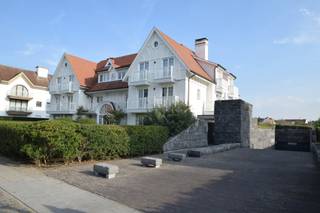 Garagebox te huur op de Kustlaan vlakbij de Minigolf Approach, het strand en de winkels van het Zoute. Gemakkelijk toegankelijk op de verdieping...
