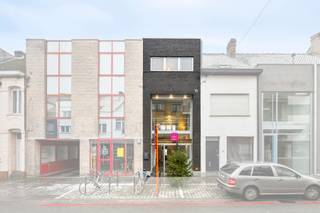 Dit geroneveerde handelspand met woonst is gelegen vlakbij het centrum van Roeselare.Dit handelspand (winkelruimte, showroom, kantoor, praktijk,...