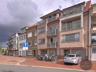 Dit mooie gelijkvloersappartement biedt een perfecte balans tussen comfort en stijl, gelegen op een ideale locatie in Knokke-Heist. Het Zegemeer, diverse winkels, gezellige restaurants en het strand bevinden zich op wandelafstand. De ruime en lichte woonkamer, met grote ramen, creëert een open en uitnodigende sfeer. De aangrenzende, moderne keuken is uitgerust met een kookeiland en hoogwaardige toestellen, wat het de ideale plek maakt voor gezellige etentjes.<br /><br />Het appartement beschikt over twee ruime slaapkamers. De eerste slaapkamer heeft een eigen badkamer, smaakvol afgewerkt met dubbele wastafel en een ligbad. De tweede slaapkamer heeft een aparte douchekamer en dressing, wat zorgt voor extra privacy en comfort.<br /><br />Een van de hoogtepunten van het appartement is het zonneterras, een heerlijke buitenruimte die uitermate geschikt is voor ontspanning, van een rustige ochtend tot een lange zomerse avond. Verder is er een private kelderruimte die extra opbergruimte biedt, wat altijd handig is, vooral aan de kust. Hoewel er geen garage aanwezig is, is er altijd voldoende parkeergelegenheid in de omgeving.<br /><br />Een volledig instapklaar appartement op een toplocatie die comfort en gemak biedt voor een zorgeloos leven aan de kust!