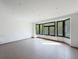 <strong>SCHAERBEEK: Vlakbij Meiser en het Plasky-plein, evenals alle voorzieningen, mooi appartement met 1 slaapkamer van ±78 m² op de 1e verdieping zonder lift. Het appartement is als volgt ingedeeld: eetkamer van ±10 m², lichte woonkamer van ±23 m², toilet, ingerichte keuken (oven, kookplaten, afzuigkap, koelkast en vriezer), balkon, slaapkamer van ±18 m² met aangrenzende badkamer en aansluiting voor een wasmachine, kelderruimte n°1 en een garage met een parkeerplaats ervoor tegen een verplichte toeslag van 100€/maand. Kosten: Voorschot van 100€/maand, inclusief gemeenschappelijke kosten. EPC D. Beschikbaar vanaf 01/10/2026.</strong><br /><br /><span>Op de 1e verdieping zonder lift: </span><br /><br />- Eetkamer ±10 m²<br />- Lichte woonkamer ±23 m²<br />- Ingerichte keuken (oven, kookplaten, afzuigkap, koelkast en vriezer) <br />- Balkon<br />- Slaapkamer van ±18 m² met aangrenzende badkamer met aansluiting voor een wasmachine<br /><br />Kelder n°1