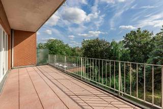 PRICE FROM 269,000 EUR<br /><br />Discover this recently refurbished apartment located in a small-scale co-ownership of only 4 entities, at Frans Vekemansstraat 121 in 1120 Neder-Over-Heembeek.<br /><br />The apartment includes:<br />Two spacious bedrooms that provide optimal comfort.<br />A bright living space with direct access to a south-facing terrace, ideal for enjoying the sun and the unique view of Brussels.<br />A functional kitchen with convenient storage space.<br />Bathroom and separate toilet.<br />Elevator available in the building.<br /><br />Thanks to its convenient orientation and open location, you can enjoy an exceptional view of the city, combined with a pleasant rest.<br /><br />Advantages:<br />Small-scale building (4 entities)<br />South-facing terrace with a magnificent view<br />Recently refreshed, ready to move in<br />Elevator available<br /><br />An ideal apartment for those who love space, light and a beautiful view of Brussels!<br /><br />This flat is being sold as part of the POWER-SALE scheme on 22 October from 5 pm to 7 pm.<br />Find out more on our website.<br /><br />