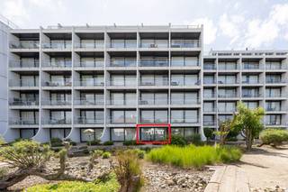 <p>Te koop: gerenoveerd appartement in Nieuwpoort, gelegen in een groene omgeving nabij openbaar vervoer en op korte afstand van zee en duinen.</p>
<p>Deze verzorgde studio werd recent gerenoveerd en vormt een ideale uitvalsbasis aan de kust, zowel als vaste woonst, tweede verblijf of investering. De lichtrijke leefruimte sluit rechtstreeks aan op het ruime privatieve terras waar je in alle rust kan genieten van de open omgeving. Dankzij de praktische indeling en de aangename ligging in een toeristische zone combineert dit appartement comfort met een uitstekende bereikbaarheid. Extra troef is een optie tot aankopen van een private staanplaats vlakbije residentie.<br />ruime privatieve berging op het verdiep! <br />tennis terein &amp; private zwembad! absolute troeven op deze ligging! </p>
<p> </p>
<p>Troeven<br />• Gerenoveerd appartement, instapklaar<br />• Ruim privatief terras met vrij zicht<br />• Staanplaats aan de residentie</p>
<p> </p>
<p>Neem vandaag nog contact op met je ERA-makelaar voor een bezoek.<br />058 222 222 of op gert@eraservimo.be</p>
<p> </p>
<p>JOUW DROOMAPPARTEMENT. ZO GEVONDEN!</p>
