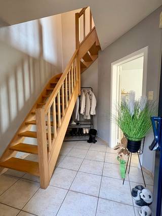Wie op zoek is naar een verzorgde woning op een rustige en toch centrale ligging is hier aan het juiste adres! Deze charmante halfopen bebouwing...