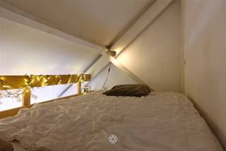 <p><span>GENT - Struifstraat : Op zoek naar </span><span>een gezellige studio te huur</span><span> in centrum Gent? Dan is dit pand mogelijk iets voor u.</span></p><p><span> </span></p><p><span>De troeven in een notendop:</span></p><ul><li><span>Vlakbij openbaar vervoer</span></li><li><span>Kleinschalig gebouw</span></li><li><span>Fietsenstalling in het gebouw aanwezig</span></li><li><span>Gelegen in centrum Gent</span></li></ul><p><span> </span></p><p><span>Indeling:</span></p><p><span>Open keuken (kookplaat en koelkast), leefruimte en badkamer met douche, lavabomeubel en toilet. Slaapruimte op mezzanine.</span></p><p><span>Gemeenschappelijke fietsenstalling beneden.</span></p><p><span> </span></p><p><span>Beschikbaar vanaf 1/12/2025. </span><span>Domicilie verplicht.</span></p><p><span>Huurprijs: € 595+ € 120 provisie EGW + internet.</span></p><p><span> </span></p><p><span>Contacteer Axel Lenaerts makelaars voor meer info en een bezoek  via onze website: <span>www.axellenaerts.be/huren</span></span><span> </span></p><p><span> </span></p><p><span> </span></p><p><span> </span></p>