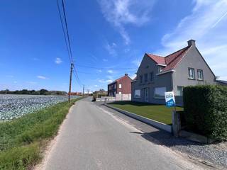 Prachtige gerenoveerde woning met ruim magazijn van 150 m² op rustige landelijke ligging<br />Deze alleenstaande woning werd in 2021 volledig gerenoveerd en is afgewerkt met kwalitatieve, hoogwaardige materialen. De woning verkeert in uitstekende staat van onderhoud en is volledig instapklaar.<br />Bij de renovatie werd werkelijk aan alles gedacht: de woning werd volledig behangen en geschilderd en is voorzien van verlichting, gordijnen en vliegenramen.<br /><br />Verder beschikt de eigendom over een ruime oprit met poort en een ruime koer, waardoor er bijzonder veel manoeuvreerruimte is. Achteraan bevindt zich een gazon en het volledige terrein is volledig omheind.<br />De woning omvat:<br /><br />een ingerichte keuken;<br />een lichtrijke en aangename leefruimte;<br />4 slaapkamers, waarvan één op het gelijkvloers;<br />1 badkamer;<br />maar liefst 3 toiletten.<br /><br />Een absolute troef is het ruime magazijn van maar liefst 150 m² ( 10 op 15 m ), gelegen achter de woning. Aan de voorzijde bevinden zich een ruime wasplaats/berging en een garage met automatische poort, geschikt voor één wagen.<br />Het magazijn biedt tal van mogelijkheden en is ideaal voor wie nood heeft aan extra opslagruimte, een hobbyruimte, atelier of werkplaats.<br /><br />Kortom: een uitstekend onderhouden, volledig gerenoveerde woning met bijzonder veel bergruimte en mogelijkheden dankzij het ruime magazijn.<br /><br />De eigendom geniet bovendien van een mooie, rustige en landelijke ligging, terwijl u toch beschikt over een bijzonder praktische en ruime buitenomgeving.<br /><br />Beschikbaar vanaf 1 januari 2027.