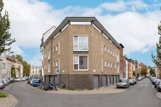 <p><span>Volledig verhuurd hoekgebouw met 6 appartementen en 8 garages in het karaktervolle Oud-Berchem</span></p><p><span>Bent u op zoek naar een gedegen opbrengsteigendom op een gegeerde locatie? Dit karaktervolle hoekgebouw uit 1962, getekend door architect Paul Beniest, ligt op de kruising van de Baron De Catersstraat en de Pioenstraat, in het levendige Oud-Berchem. Het pand telt 6 volledig verhuurde appartementen en 8 autobergplaatsen, en biedt daarnaast stedenbouwkundig groeipotentieel voor wie verder wil bouwen aan de waarde.</span></p><p><span> </span></p><p><span>Ligging</span></p><p><span>Oud-Berchem is een van de karaktervolle, levendige woonbuurten binnen de Antwerpse Ring, op wandelafstand van het station van Berchem en vlakbij de troeven van Zurenborg met de iconische Cogels-Osylei. In de straat zelf en de directe omgeving vindt u bakkers, slagers en buurtwinkels, terwijl de Ring en de invalswegen richting Brussel, Mechelen en Gent binnen enkele minuten bereikbaar zijn. Een ligging die zowel bij huurders als toekomstige kopers steevast in de smaak valt.</span></p><p><span> </span></p><p><span>Het gebouw</span></p><p><span>Het pand werd opgetrokken in 1962 en telt 6 appartementen, verdeeld over de eerste en tweede verdieping (telkens 3 per verdieping, gaande van 55 tot 76 m²), aangevuld met 8 autobergplaatsen op het gelijkvloers. Het gebouw wordt vandaag nagenoeg volledig verhuurd aangeboden en is hierdoor onmiddellijk rendabel voor de nieuwe eigenaar.</span></p><p><span> </span></p><p><span>Groeipotentieel</span></p><p><span>De stad Antwerpen bevestigde reeds informeel dat een bijkomende bouwlaag onderzocht kan worden om de leefkwaliteit van de bestaande appartementen te verbeteren (extra buitenruimte, conform de Bouwcode), een reële troef voor wie verder wil investeren in het pand.</span></p><p><span> </span></p><p><span>De troeven op een rij:</span></p><p><span>- Volledig verhuurd: onmiddellijk rendabel vanaf de eerste dag</span></p><p><span>- Karaktervol hoekgebouw: 6 appartementen (55 tot 76 m²) + 8 autobergplaatsen</span></p><p><span>- Toplocatie: levendige buurt Oud-Berchem, op wandelafstand van station Berchem en vlakbij Zurenborg</span></p><p><span>- Ontwikkelingspotentieel: stedenbouwkundig positief (informeel) afgetoetst voor een bijkomende bouwlaag</span></p><p><span>- Geen bouwovertredingen of erfgoedwaarde, elektriciteit conform (AREI)</span></p><p><span> </span></p><p><span>Kortom: een zeldzame kans op een volledig verhuurd opbrengstpand met concreet groeipotentieel, op een van de karaktervolle hoekjes van Oud-Berchem. Contacteer ons snel voor meer informatie of een bezoek ter plaatse.</span></p>