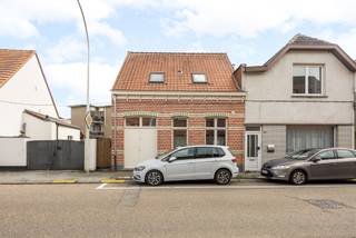 <p>Een echte parel mogen we deze woning gerust noemen. Vijftien jaar geleden zag de huidige eigenaar het potentieel van dit pand en werd het met veel zorg en toewijding omgevormd tot de gezellige woning die het vandaag is.</p>
<p>Bent u een starter op de woningmarkt, alleenstaande, met z'n tweetjes of gewoon op zoek naar een sfeervolle woning met een eigen karakter? Dan is dit wellicht precies wat u zoekt.</p>
<p>U betreedt de woning via de inkomhal, waar zich tevens het gastentoilet bevindt. De eetkamer vormt het hart van de woning. Aan de voorzijde vindt u de volledig ingerichte keuken met aansluitende berging, terwijl aan de achterzijde de ruime en lichtrijke leefruimte uitkijkt op de tuin. Via een elegante zwevende trap bereikt u de volledig ingerichte bovenverdieping. De voormalige zolderruimte werd omgevormd tot een open en aangename leefruimte waarin de slaap- en werkhoek naadloos in elkaar overvloeien. De comfortabele badkamer beschikt over een inloopdouche, ligbad, dubbele wastafel en een tweede toilet. De woning wordt verwarmd door middel van centrale-verwarming. Voor extra sfeer en gezelligheid is een pelletkachel aanwezig.</p>
<p>Ook buiten heeft deze woning heel wat te bieden. Achteraan in de gezellige stadstuin bevindt zich een ruime houten berging waar fietsen, tuinmateriaal en gereedschap veilig kunnen worden opgeborgen. Via de doorgang naast de woning bereikt u bovendien gemakkelijk de achterzijde van het perceel.<br /><br />Uitstekende ligging nabij het centrum van Kapellen. Winkels, scholen, openbaar vervoer en diverse sportfaciliteiten bevinden zich op wandel- of fietsafstand. De bushalte Kapellen Dorp ligt op slechts enkele meters van de woning, terwijl het station van Kapellen en de verbindingswegen A12 en E19 vlot bereikbaar zijn. Hierdoor geniet u van een ideale combinatie tussen dagelijkse voorzieningen, bereikbaarheid en wooncomfort.</p>
<p>Heeft deze woning uw interesse gewekt na het bekijken van de foto's en het lezen van deze beschrijving? Maak dan vrijblijvend een afspraak voor een bezoek via onze website, mail naar wuustwezel@immopoint.be of bel ons op 03 240 11 99. Wij laten u graag kennismaken met alle troeven van deze verrassende woning.</p>