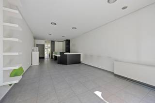 Handelsgelijkvloers met volgende eigenschappen:<br /><br />° Gelegen in centrum nabij Commanderie, het station en Grote Markt.<br />° Diverse doeleinden mogelijk<br />° Geen horeca<br />° Maakt deel uit van een goed onderhouden residentie<br /><br />INDELING:<br />Handelsruimte - aparte bureau - kitchenette - toilet - berging.<br /><br />Vraag snel uw bezichtiging aan via 012 23 23 11 of immo@confideo.be